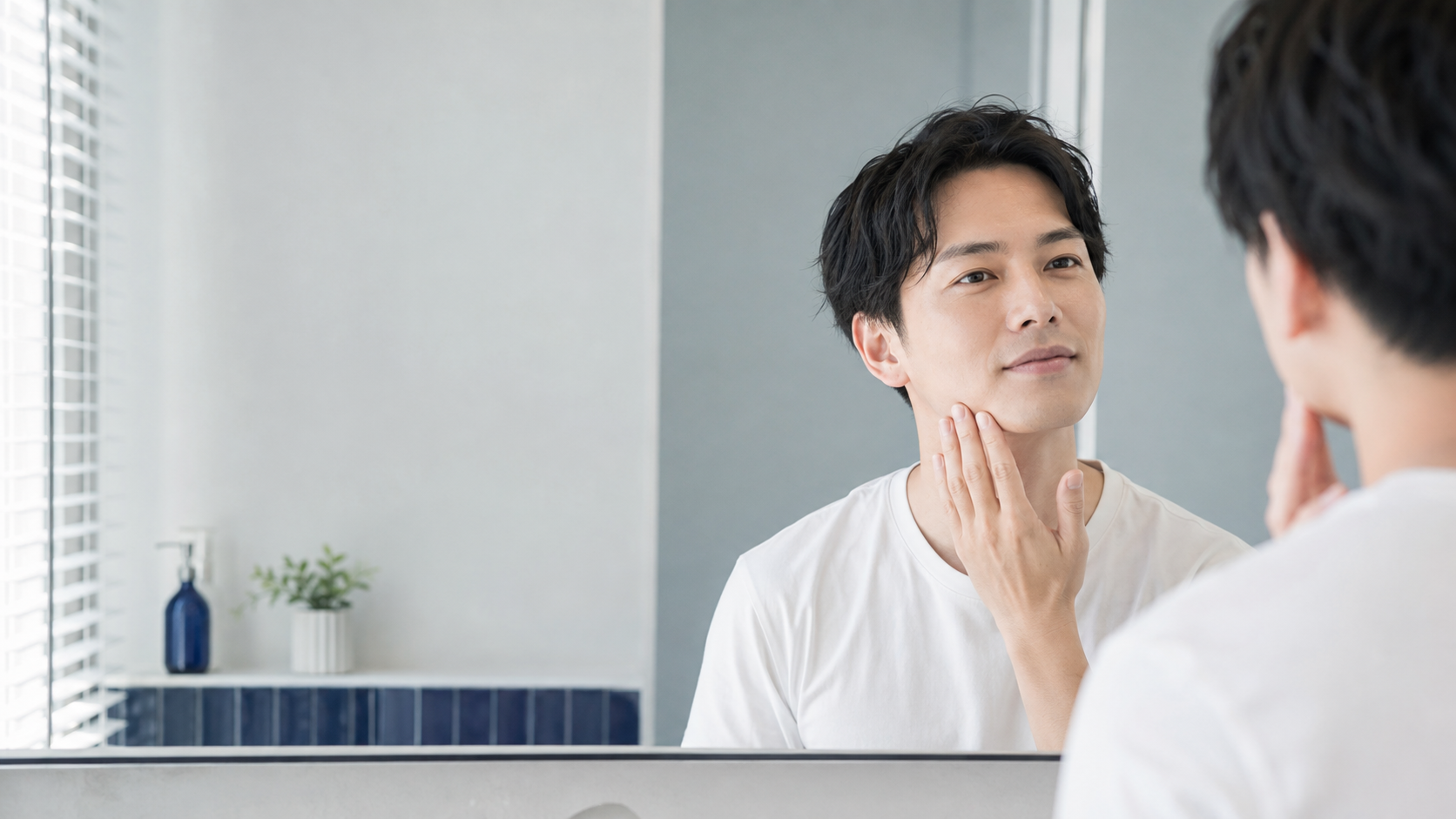 身だしなみを確認する男性のイメージ