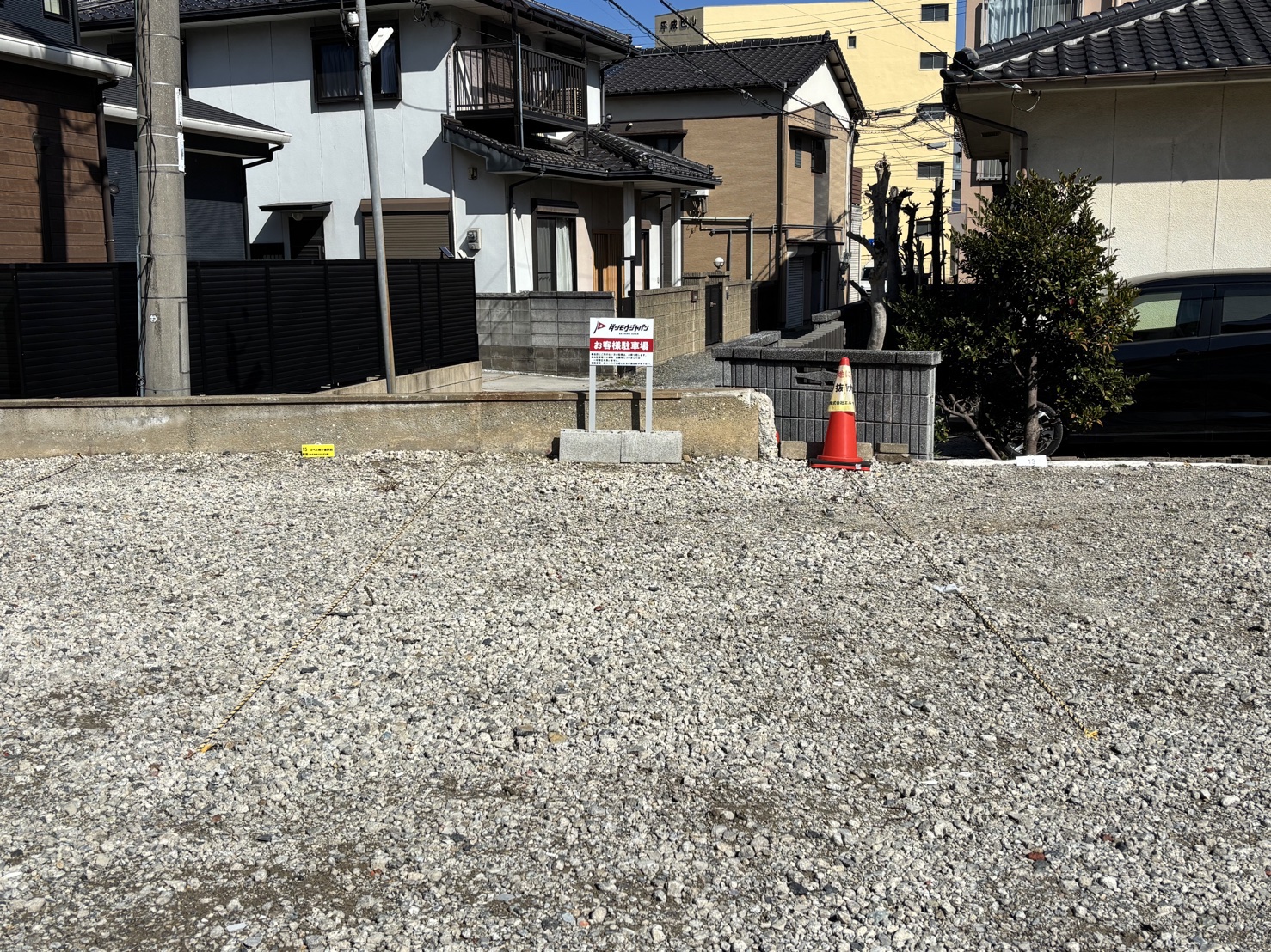 エルザパーク14番の駐車区画とお客様駐車場の看板